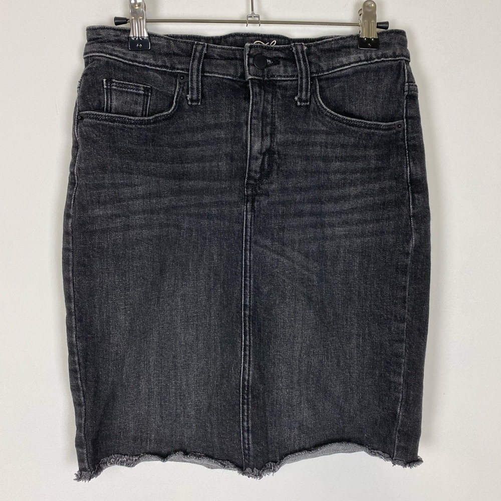 Universal Thread Women's Black Denim Raw Hem Straight Skirt Size 2/26R